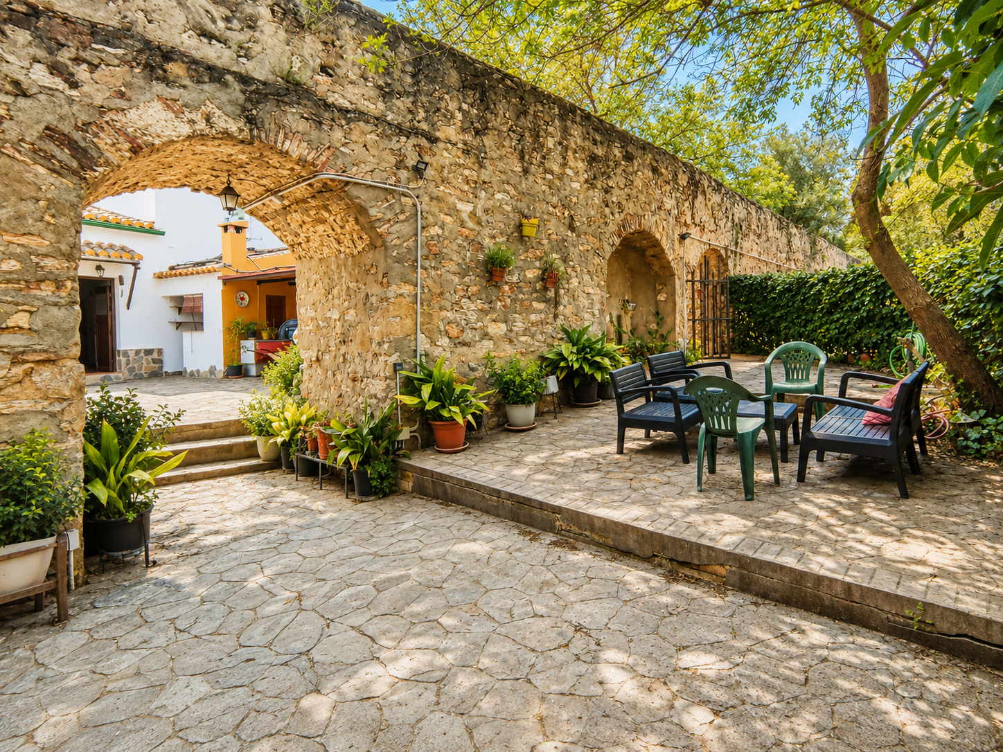 Antiguo acueducto de piedra junto al patio del cortijo