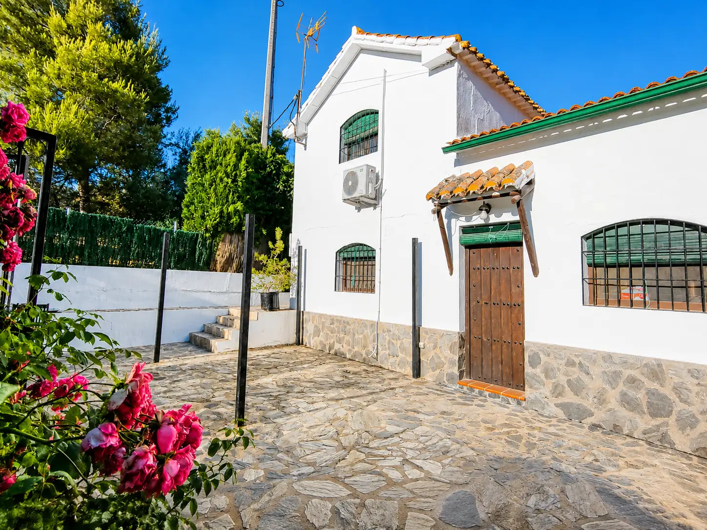 Fachada blanca de uno de los alojamientos